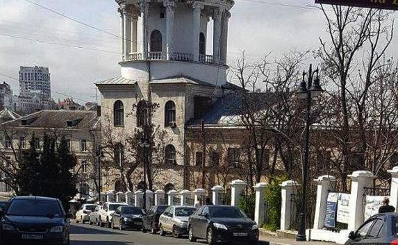 Городской холм Севастополя заставлен «неприкасаемыми» авто (фото)